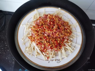 16、粉丝蒸金针菇,蒜蓉铺在肉末上，冷水上锅，水开蒸15分钟