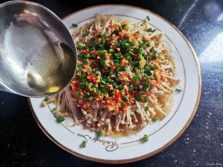 17、粉丝蒸金针菇,散上葱花，再次淋上热油