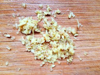 3、口水鸡,将生姜切小碎末。