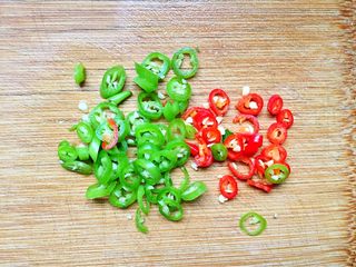 4、口水鸡,将辣椒切小圈。