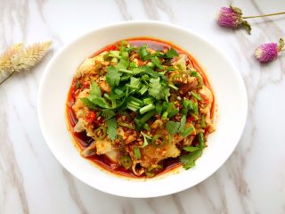 12、口水鸡,撒上葱花和香菜放置片刻即可食用。