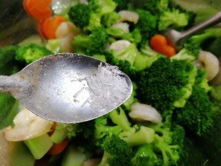 13、减脂系~凉拌虾仁西兰花胡萝卜,少许的味精提味儿，拌匀即可。
