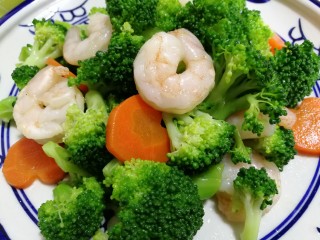 14、减脂系~凉拌虾仁西兰花胡萝卜,装盘，红绿相间，清淡美味。