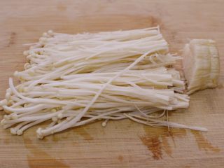 2、金针酸汤肥牛,金针菇洗净,捏去多余水分,去掉尾巴。