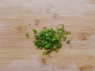 5、金针酸汤肥牛,小葱切末。