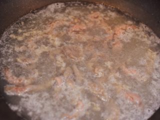 8、金针酸汤肥牛,还是用锅里的沸水,焯肥牛。肥牛放进去立马关火,以免变老。