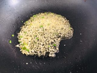 6、麻婆豆腐,下入葱姜蒜末炒香