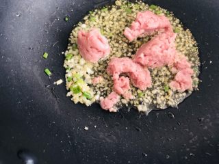 7、麻婆豆腐,下入肉末煸炒