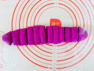 10、火龙果馒头,揉成长条切小段。