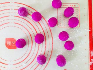 12、火龙果馒头,全部揉圆。