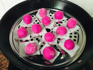 13、火龙果馒头,冷水上锅。