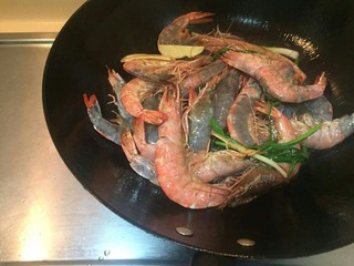 4、红焖油爆大虾????,慢慢把虾煎至壳变硬。