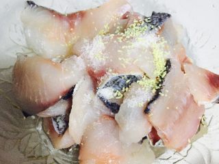 2、麻辣水煮鱼,加入盐、鸡精、料酒