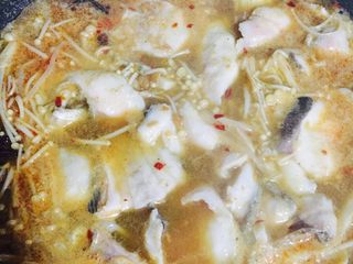 11、麻辣水煮鱼,两三分钟左右，鱼肉变色即可出锅