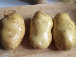 2、鸡腿炖土豆,土豆洗净去皮切块