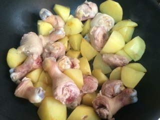 8、鸡腿炖土豆,放入鸡腿一起炒