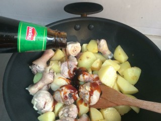 9、鸡腿炖土豆,加耗油，翻炒均匀