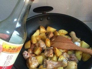 10、鸡腿炖土豆,放入生抽，糖，鸡精，翻炒均匀