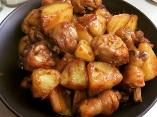15、鸡腿炖土豆,出锅啦，撒上点葱花点缀更好看哦(家里的葱跟香菜都用完了，就没放)