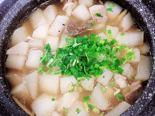16、白萝卜羊肉汤,出锅前撒上香菜，关火了。