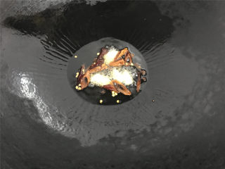 4、炝炒手撕包菜,放入切成片的大蒜，辣椒和花椒。