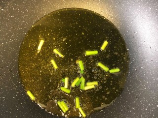 12、糖醋藕丁,起锅烧油爆炒葱段