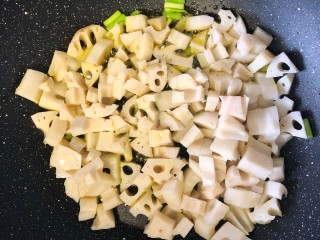 13、糖醋藕丁,倒入藕丁翻炒