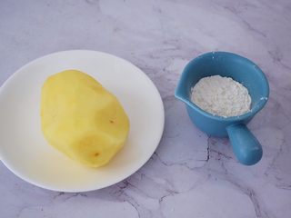 1、快手土豆饼,准备好材料