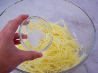 3、快手土豆饼,加入盐