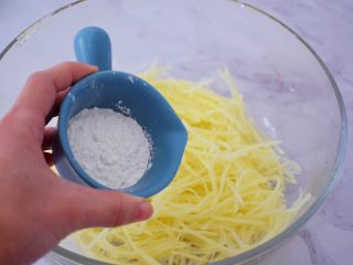 4、快手土豆饼,加入普通面粉