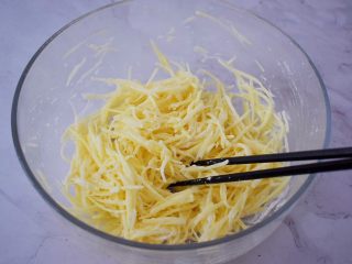 5、快手土豆饼,搅拌均匀