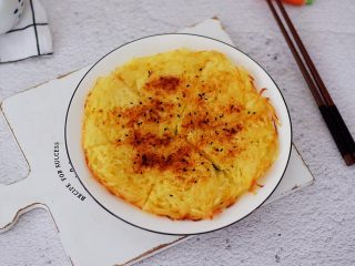 8、快手土豆饼,装入盘中，撒上辣椒粉和黑芝麻