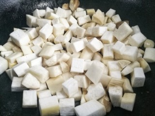 3、超下饭的双椒杏鲍菇,锅烧热，放入杏鲍菇煸炒出水分。