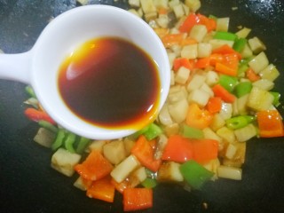 5、超下饭的双椒杏鲍菇,加2勺生抽