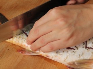 4、糖醋鱼,在鱼尾的位置划X刀