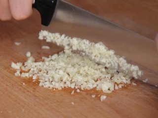 8、糖醋鱼,大蒜切末