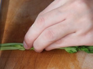 10、糖醋鱼,芹菜切小段