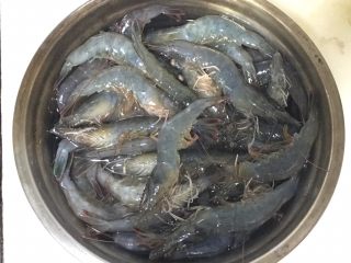 1、香辣虾,鲜虾清洗干净