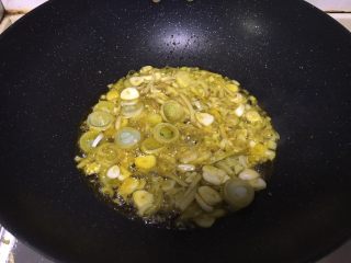 13、香辣虾,加入葱姜蒜爆香