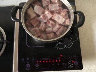 1、小朋友最爱-糖醋排骨,排骨冷水下锅,焯一下水