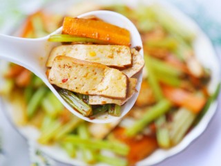 18、无敌下饭的芹菜炒香干,超好吃。