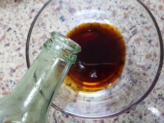 8、清蒸鱼,8．腌鱼的同时，我们可以做个酱汁。生抽适量放在容器中。