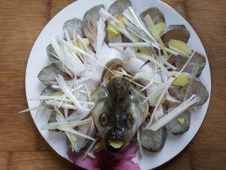 14、清蒸鱼,14．鱼身上再铺一层葱姜丝。