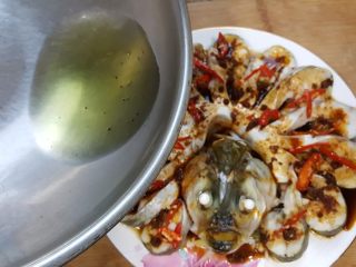 20、清蒸鱼,20．趁着油热浇在蒸好的鱼身上。