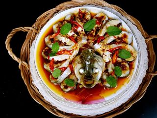 21、清蒸鱼,21．一盘漂亮又有食欲的，清蒸鱼就做好了。
