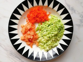 2、卷心菜三文鱼米饼,胡萝卜擦丝切碎   卷心菜切碎  三文鱼用柠檬腌15分钟后切丁