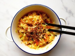 6、卷心菜三文鱼米饼,我这里加了一包拌饭料搅匀调味（没有的可以加适量食盐或者虾皮粉，都很好吃）