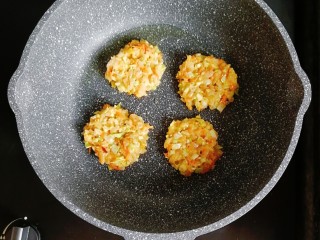 8、卷心菜三文鱼米饼,不粘锅刷一层油，小火烧热后，舀入米饭糊，用勺子压平