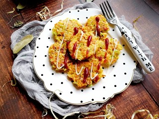 10、卷心菜三文鱼米饼,摆盘，挤上一点沙拉酱和番茄酱