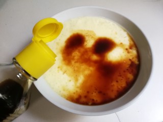 9、蒸鸡蛋羹,时间到了，取出鸡蛋羹，放入适量生抽